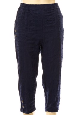 Stumpe bukser med elastik i taljen let blåt stof til damer. Capri bukser i model Pia med moderat pasform og fine detaljer.
